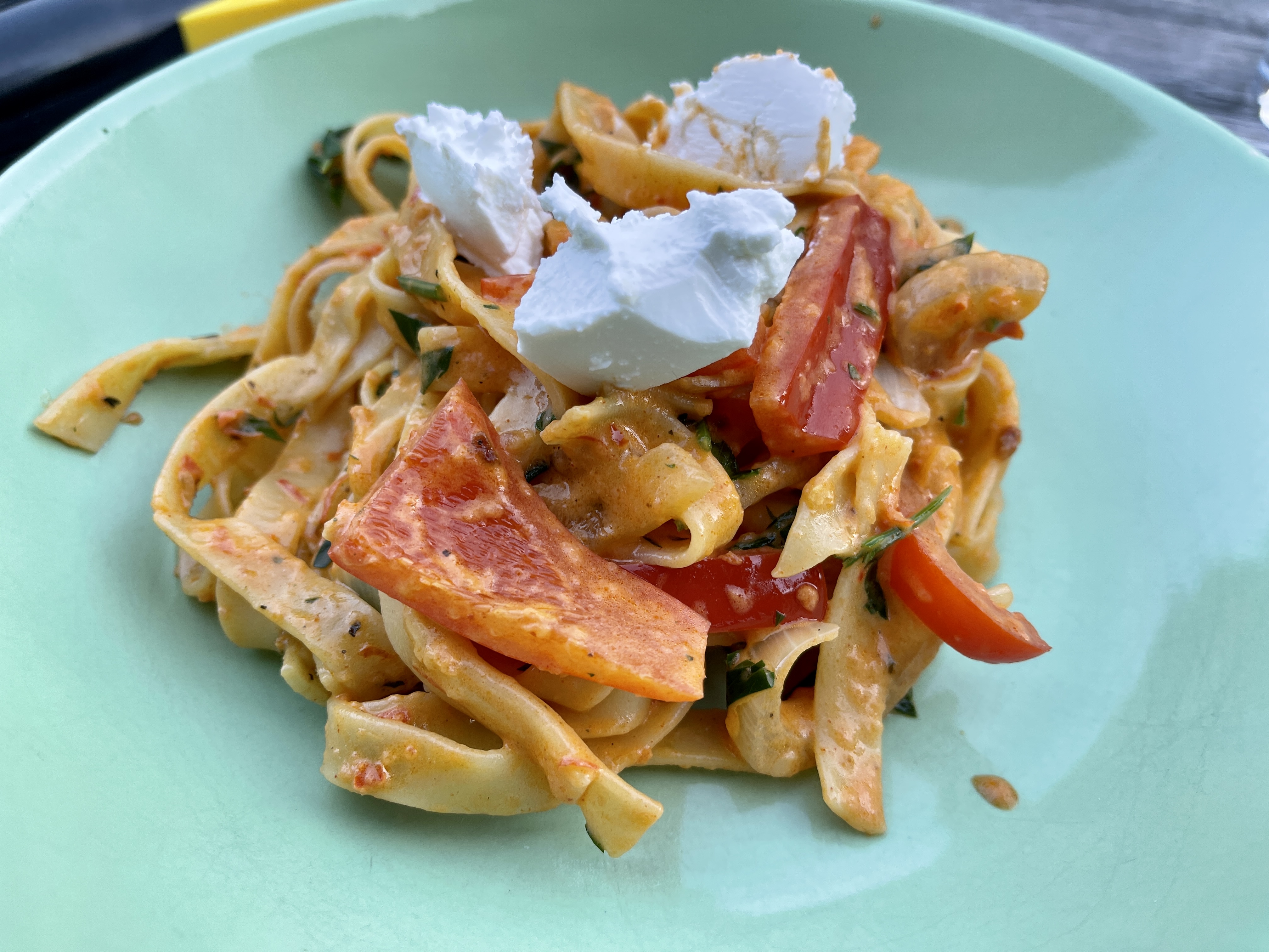 <i>Tagliatelle mit</i><i>zweierlei Paprika</i>